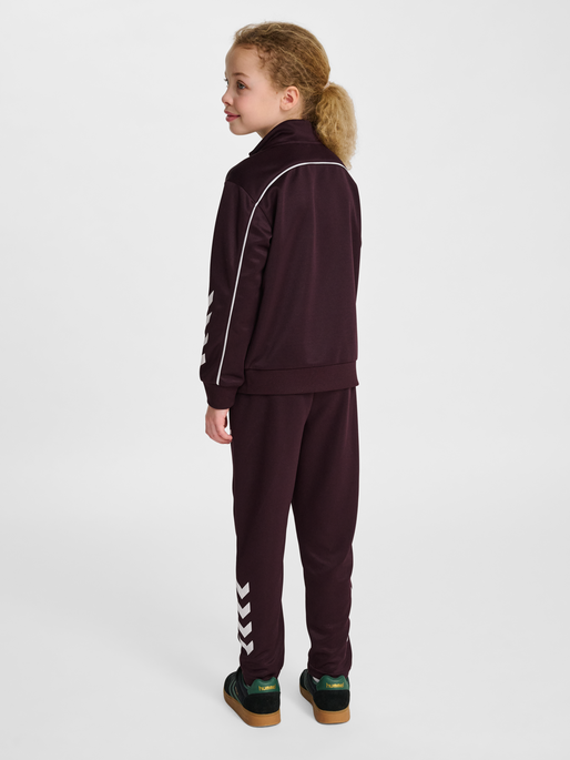 hmlJR TRACKSUIT, FUDGE, model