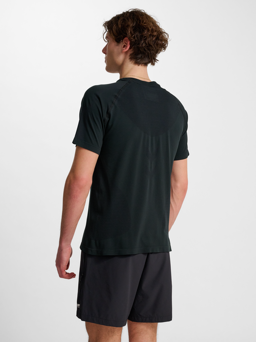 hmlHIIT SEAMLESS T-SHIRT S/S, BLACK, model