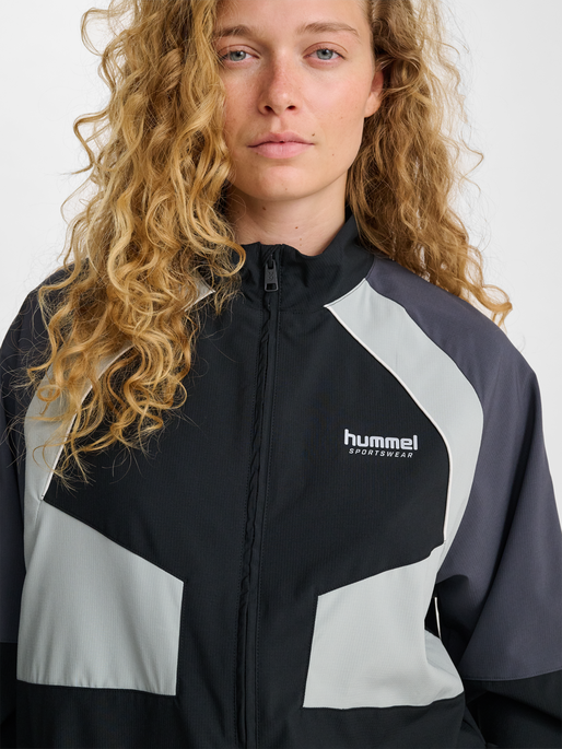 hmlLOOSE TRACK ZIPJACKET SPORTSWEAR, BLACK, model