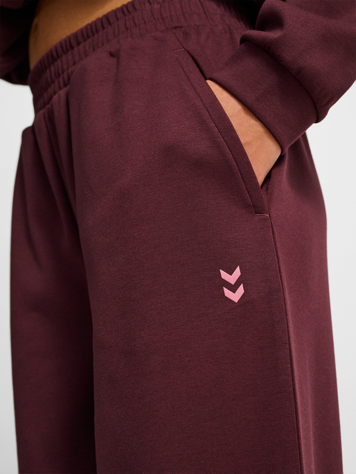 hmlYOGA SOFT W SWEATPANTS, FUDGE, model