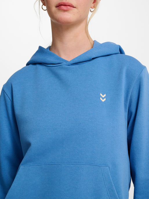 hmlPULSE W SWEAT HOODIE, RIVERSIDE, model