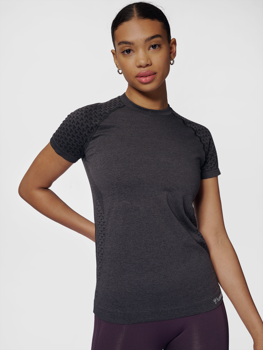 hmlCI SEAMLESS T-SHIRT, BLACK MELANGE, model