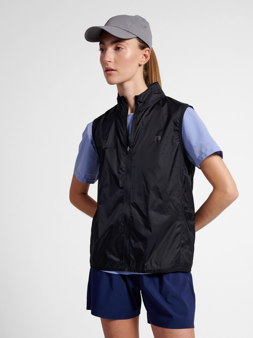 nwlPACKABLE TRAIL W VEST, BLACK, model